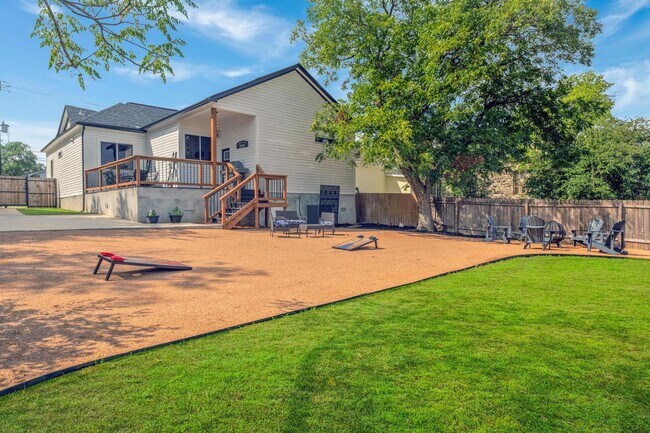 Building Photo - Fully Furnished Sleeps 8 with 3 Full Bedrooms and 3 full baths  Parking behind the secured gate