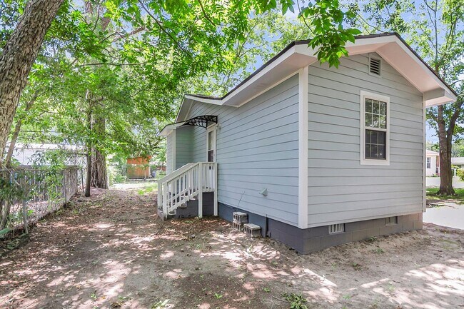 Building Photo - Charming 2 bedroom 1 bathroom home availab...