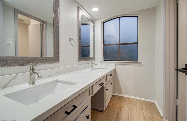 Building Photo - 2202 Briarview Dr