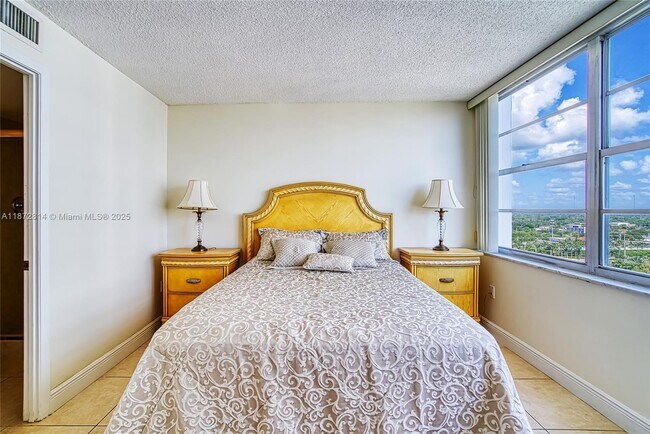 Building Photo - 18051 Biscayne Blvd