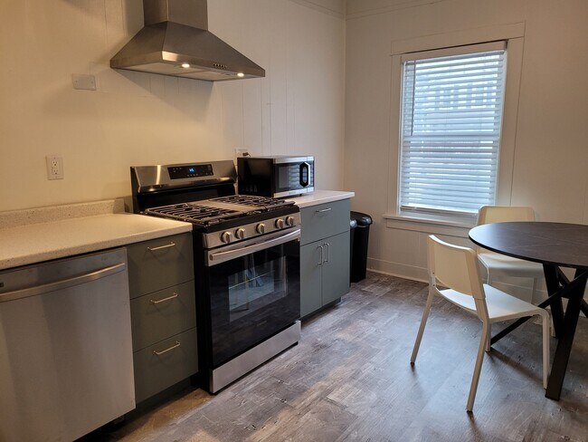 Building Photo - 517 E Johnson St