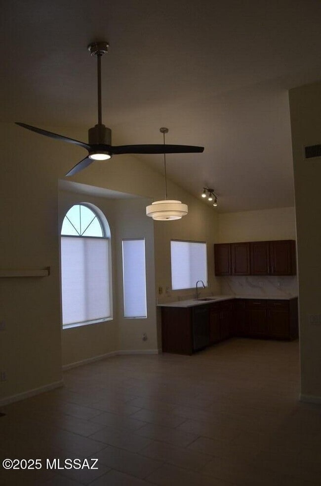 Building Photo - 942 S Suncove Dr