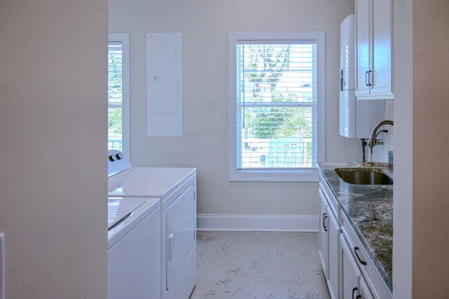 Building Photo - 1013 Marsh Vw Dr