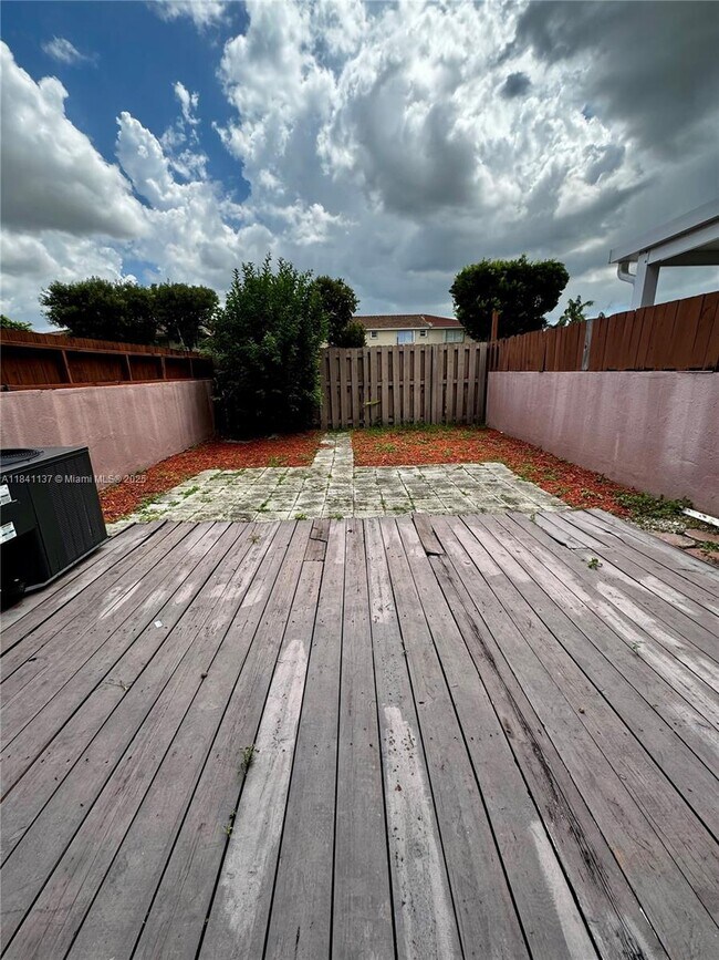 Building Photo - 6312 SW 139th Ct