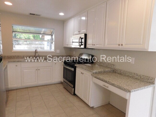 Building Photo - Updated 2bd/1ba Rocklin Halfplex with Garage