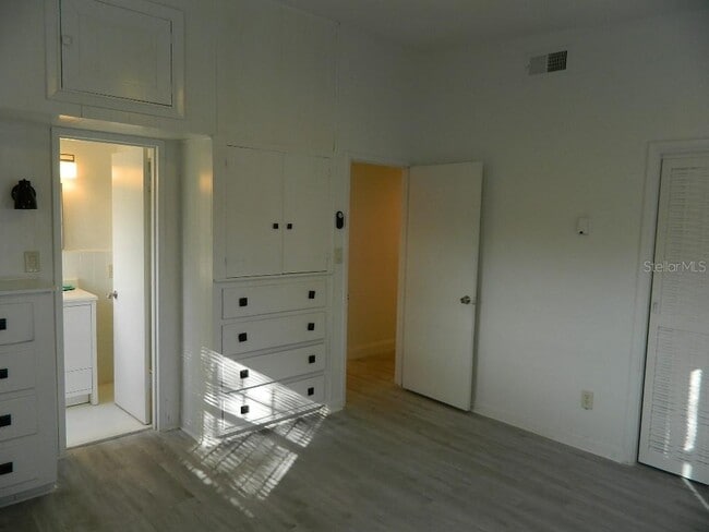 Building Photo - 944 Kensington Dr