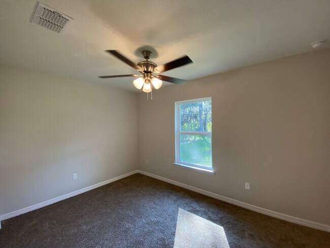 Building Photo - Custom Home - Desirable SE Ocala Neighborhood 3/2/2 **Won't Last**