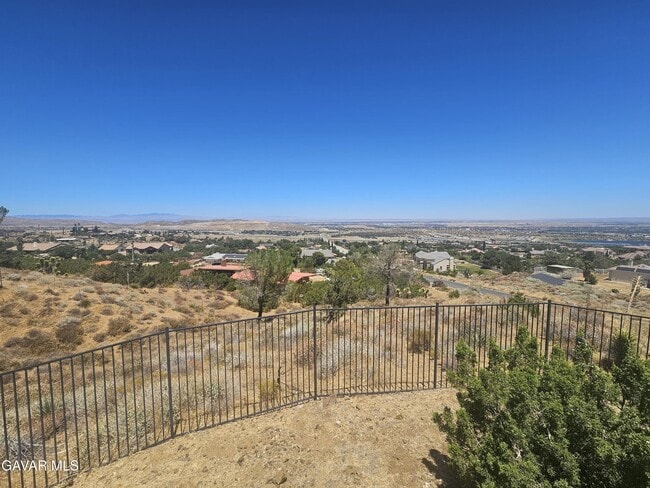 Building Photo - 615 Lakeview Dr
