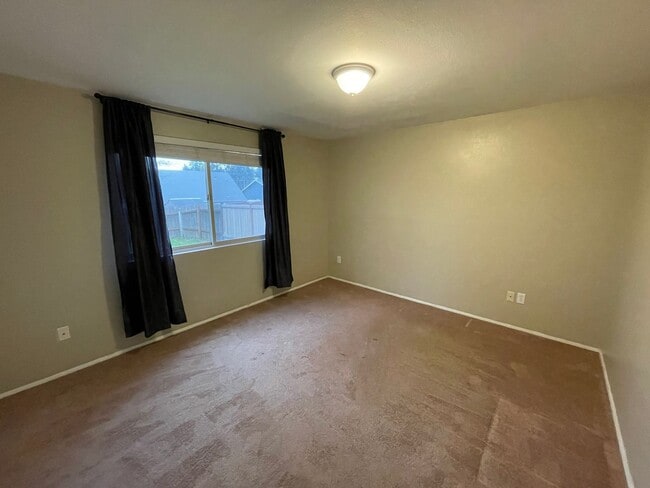 Building Photo - ***PENDING APPLICATION***Lovely 2 Bedroom Home with Den