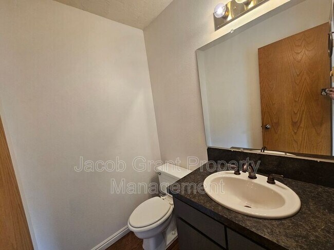 Building Photo - 360 N Fanning Ave