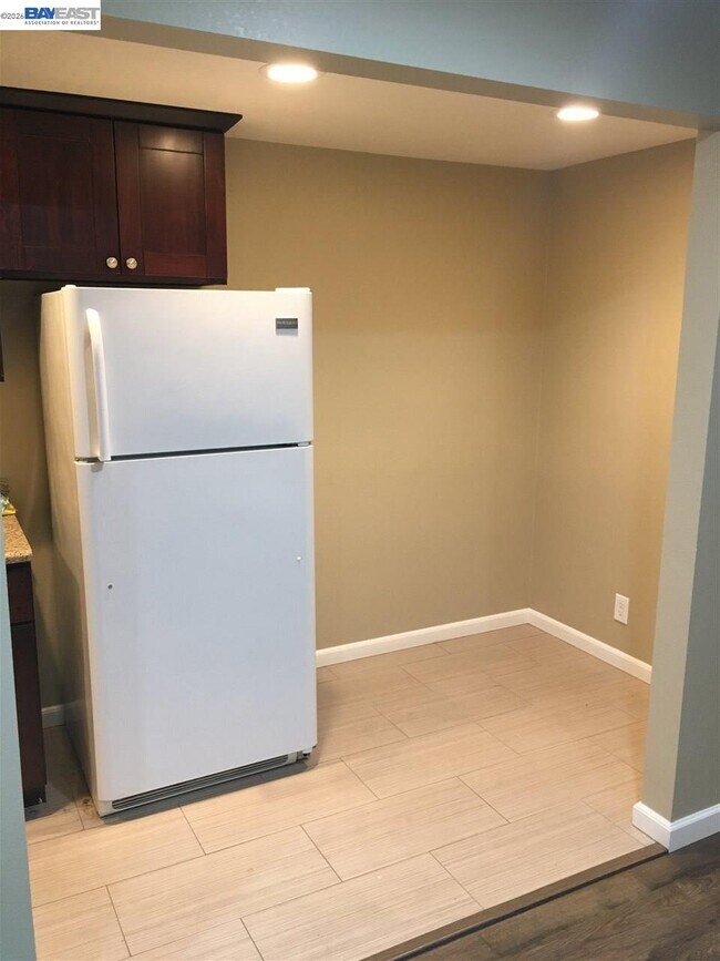 Building Photo - 1581 Mendenhall Dr