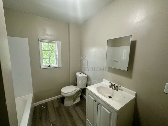 Building Photo - 555 Lumiere St
