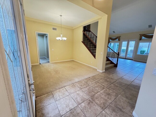 Building Photo - Spacious 4 Bedroom Home with Private Pool!