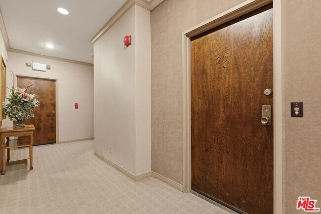 Building Photo - 1315 S Roxbury Dr