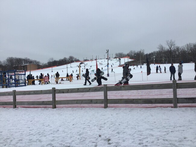 Building Photo - 5820 Oakwood Dr