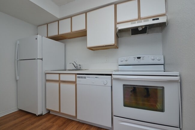 Building Photo - 1/1 Condo in Villas Del Sol ~ Gated Comm w/ Resort-Style Amenities!