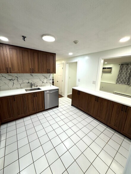 Building Photo - 15 Spencer Rd