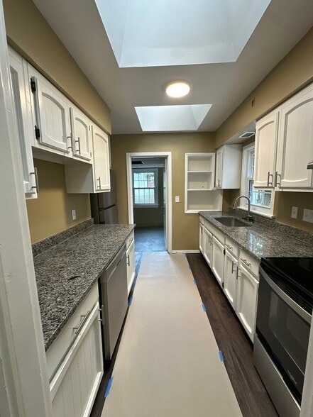 Building Photo - 2845 Dunaway Ave