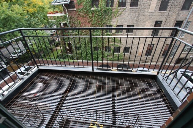 Building Photo - Updated Studio, 1 Bath for Rent In Wrigley...