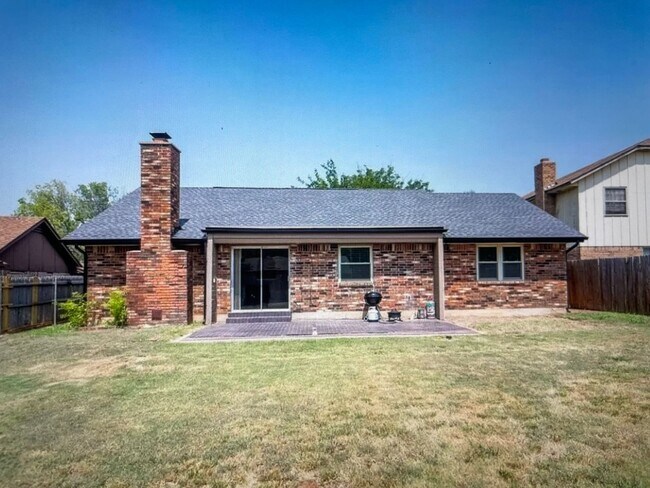 Building Photo - 3 bed 2 bath, 2 car with wood floors, fenc...