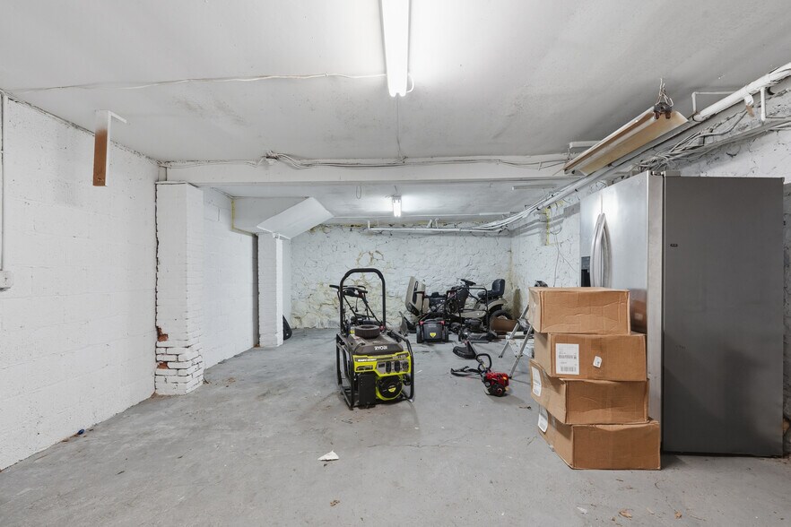 Building Photo - 11 Oakdale Mnr