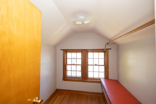 Building Photo - 148 Beecher St