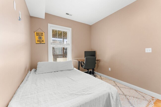 Building Photo - 619 E 3rd St