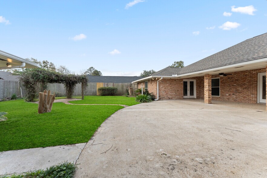 Building Photo - 601 Rue Cannes