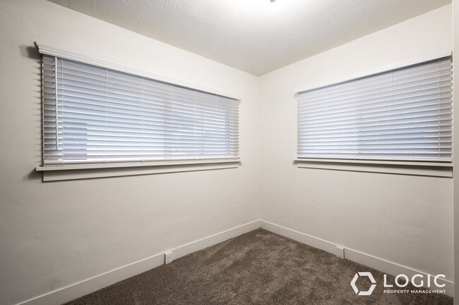 Building Photo - 2347 S Green St