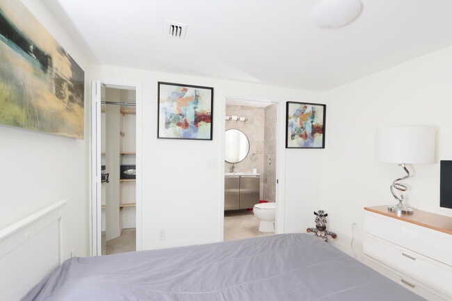 Building Photo - 411 N New River Dr E