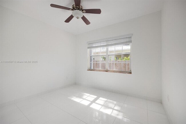 Building Photo - 5960 SW 46th Terrace