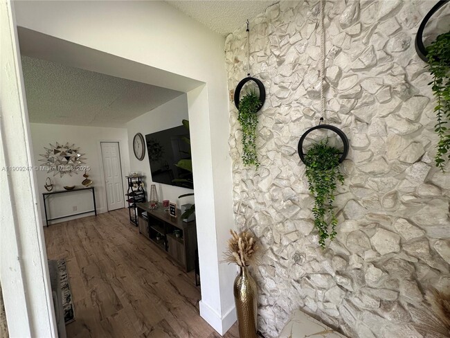 Building Photo - 6040 SW 35th St