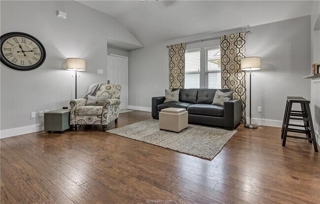 Building Photo - 1031 Fallbrook Loop