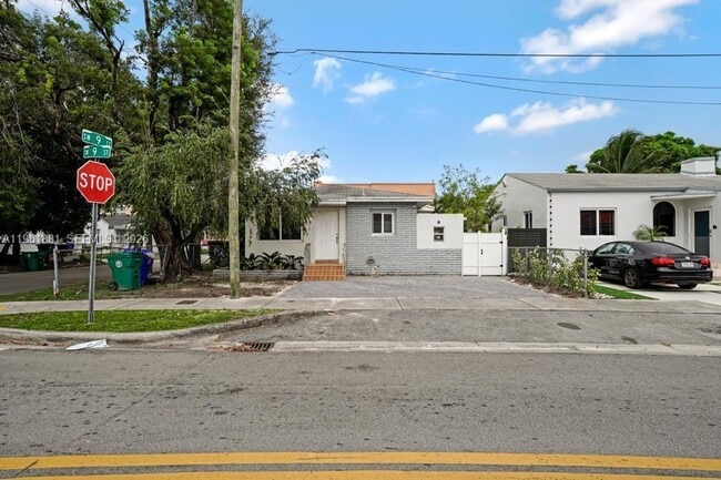 Building Photo - 970 SW 9th St