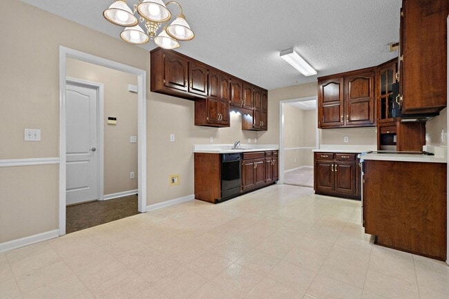 Building Photo - Large Home in Harvest