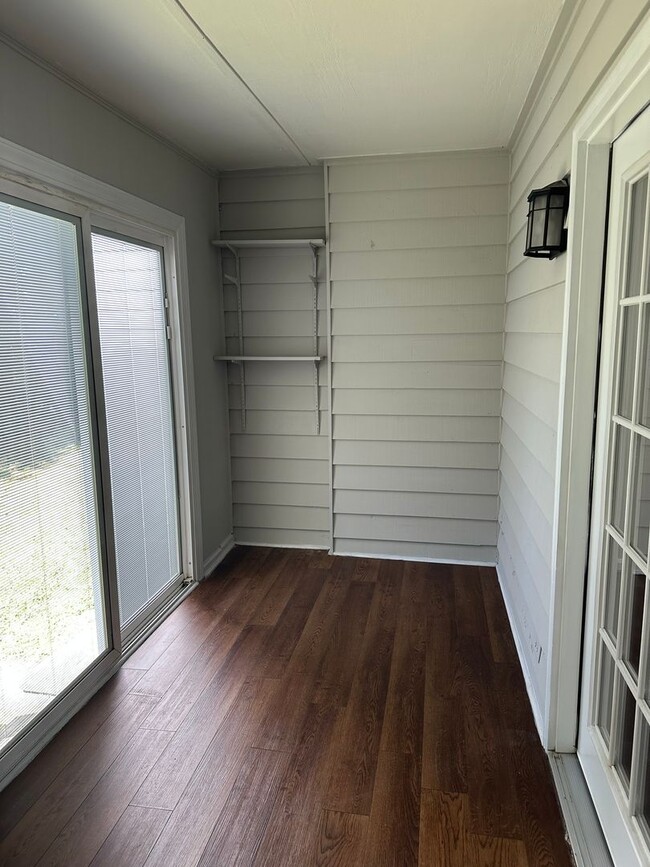 Building Photo - 2 bedroom/2 Bath Condo