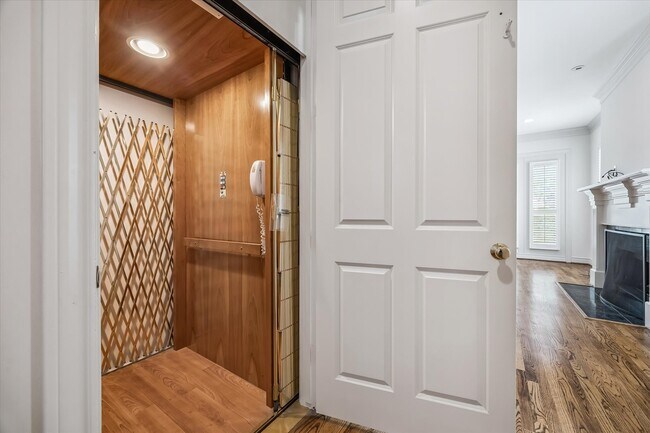 Building Photo - 1811 Devonshire Crescent