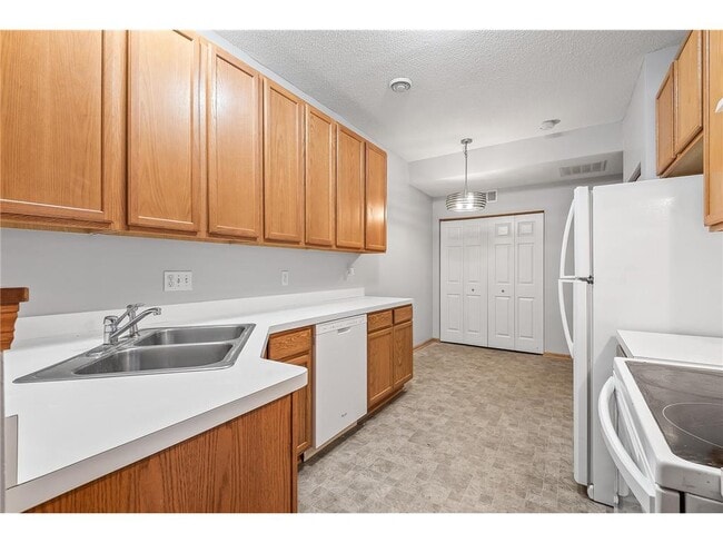 Building Photo - 5020 Holly Ln N