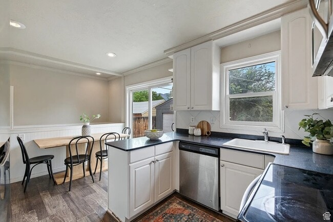 Building Photo - 1980 Downington Ave S