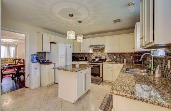 Building Photo - 3219 Leila Oaks Dr