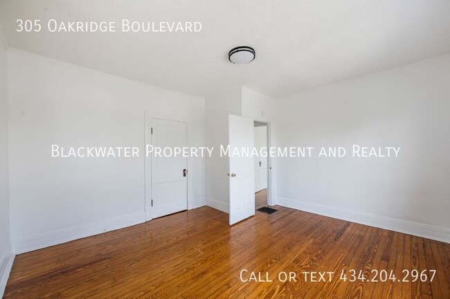 Building Photo - 305 Oakridge Blvd
