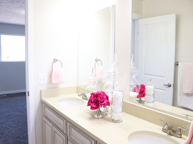 Building Photo - 1002 E Platinum Way