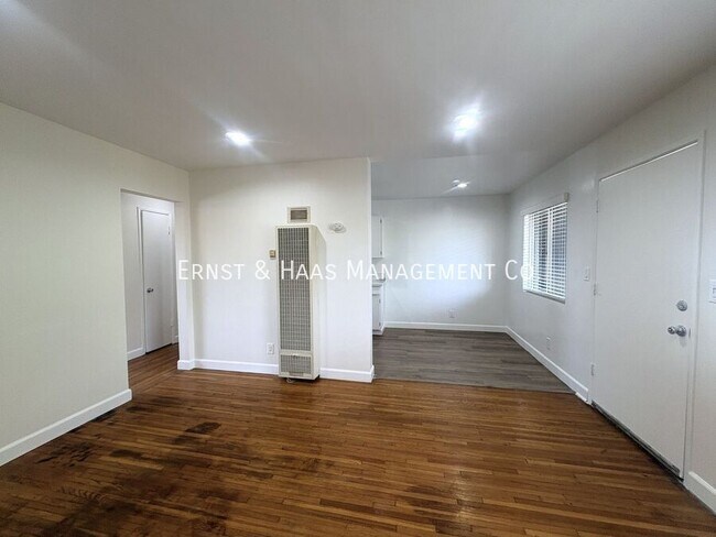 Building Photo - 230 E Hullett St