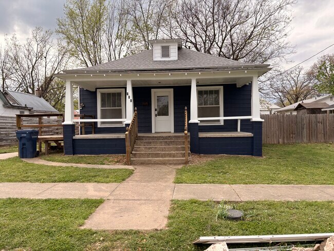 Building Photo - 706 S Wright St