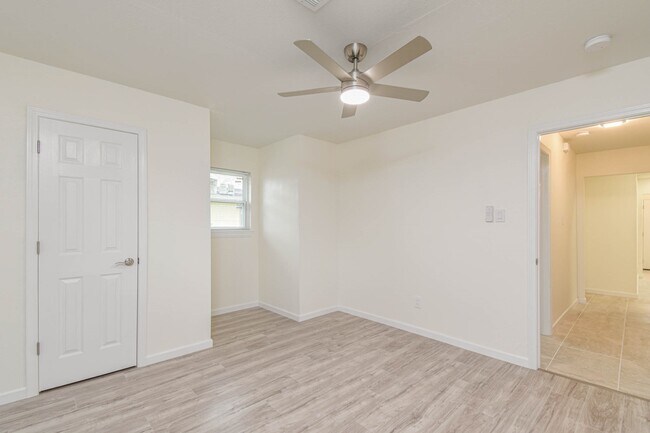 Building Photo - 5003 Denoron Dr