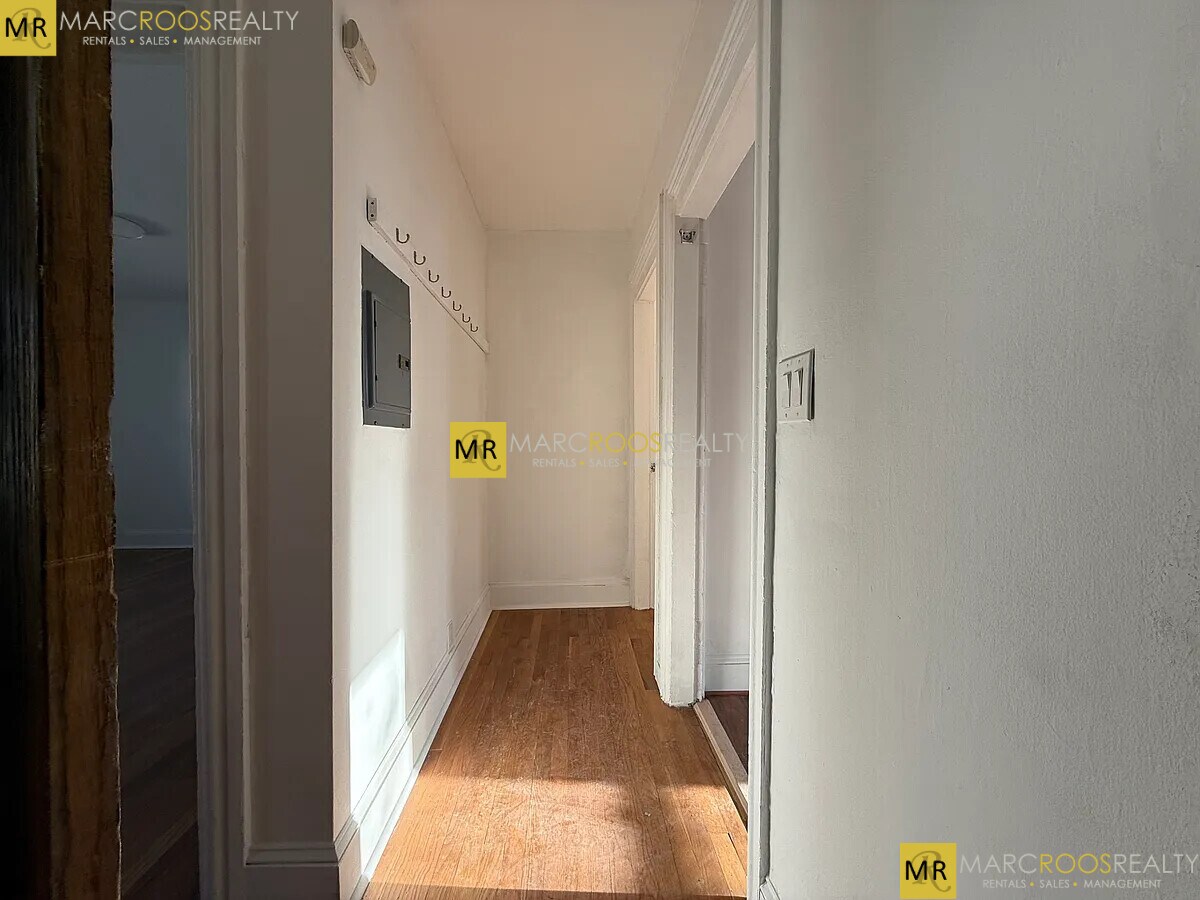 Building Photo - 682 Parker St