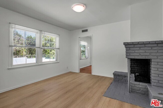 Building Photo - 315 26th St