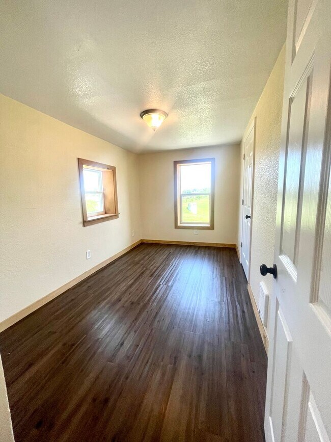 Building Photo - 519 E 7th St