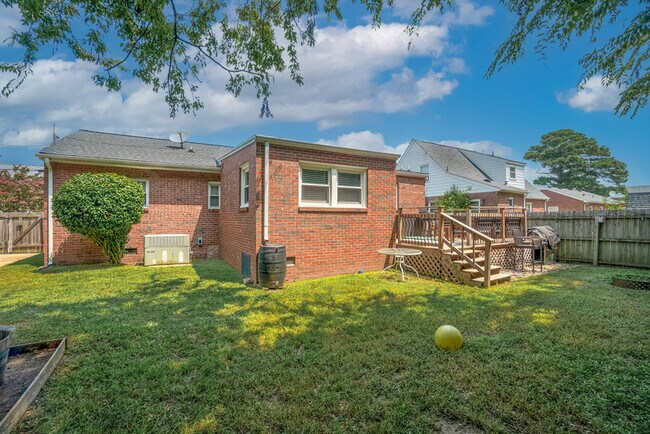 Building Photo - 135 Forsythe St
