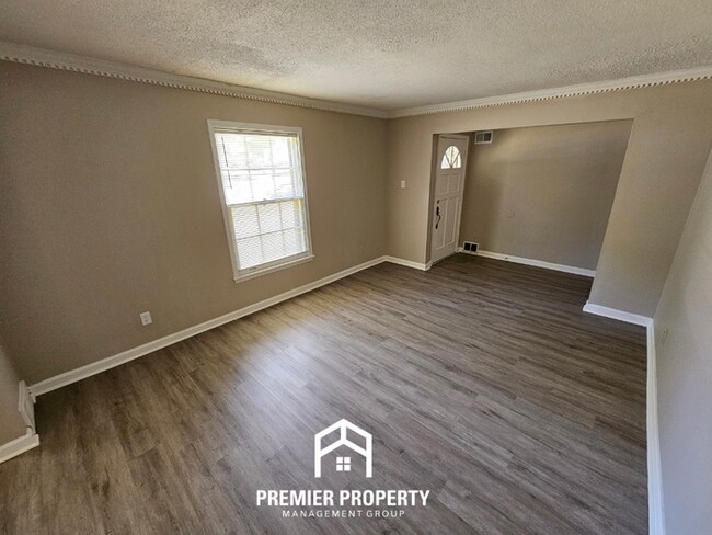 Building Photo - Massive 5BR/3BA Executive Home in East Memphis | Screened Porch & 2,200+ Sq Ft